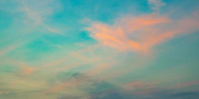 sfondo colorato cielo blu con la nuvola arancione, tramonto al crepuscolo. concetto astratto di natura. foto