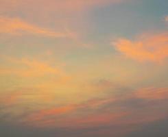 sfondo colorato cielo blu con la nuvola arancione, tramonto al crepuscolo. concetto astratto di natura. foto