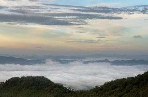 vista della nebbia copre la montagna. foto