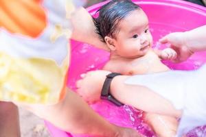 mamma asiatica doccia bambino per pulire lo sporco dare al bambino nel bagno contenitore per la pulizia stile di vita famiglia tra madre e bambino usato per baby shower crema prodotti shampoo lozioni e prodotti per la cura del bambino foto