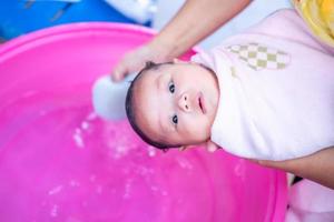 mamma asiatica doccia bambino per pulire lo sporco dare al bambino nel bagno contenitore per la pulizia stile di vita famiglia tra madre e bambino usato per baby shower crema prodotti shampoo lozioni e prodotti per la cura del bambino foto