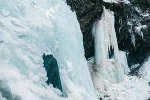 cascata d'inverno con acqua ghiacciata e neve foto