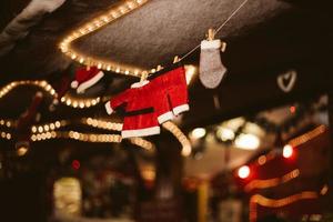 piccoli vestiti di Babbo Natale che si asciugano su una corda foto