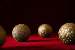 palle di natale d'oro su sfondo rosso foto