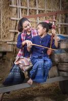 femmina tailandese nel campo di riso e cottage foto
