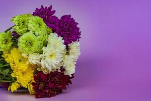 concetto di design del design di auguri per le vacanze della festa della mamma con bouquet di fiori. foto