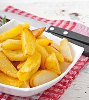 spicchi di patate fritte foto