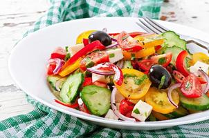 insalata greca con feta, pomodorini e olive nere foto
