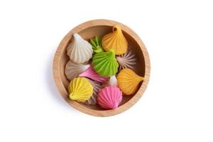 alua dessert dessert tailandese in tazze di legno colorate su sfondo bianco. foto