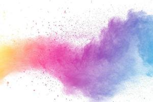esplosione di polvere multicolore su sfondo bianco. foto