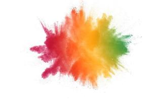 congelare il movimento di esplosioni di polvere colorata isolate su sfondo bianco foto