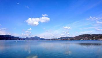 sfondi di cielo blu e mare blu in europa foto