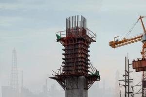 casseforme in acciaio per pali in calcestruzzo, pile di ponti, costruzione di strutture più alte dell'edificio. cassaforma componibile con struttura in acciaio. foto