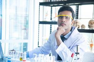 giovani scienziati o ricercatori indossano occhiali per fare ricerche in laboratorio. scienziato che lavora su apparecchiature informatiche e di laboratorio. foto