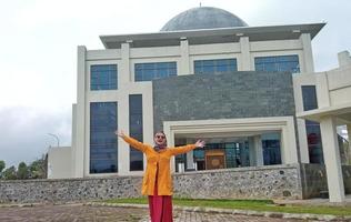 reggenza di cianjur, indonesia, 2022-donna musulmana indonesiana che indossa l'hijab foto