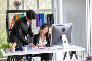 i colleghi uomini e donne del team aziendale che parlano al lavoro condividono idee con il laptop, giovani colleghi felici lavorano insieme al computer foto