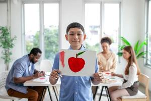 bambini che dipingono con acquerelli in classe foto