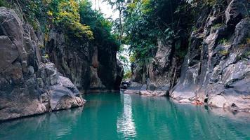 bellissimo fiume con acqua turchese foto