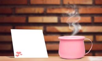 una tazza di caffè metallico rosa brillante in vacanza. e c'è un foglio di carta bianca per l'inserimento del contenuto. simulare e copiare lo spazio foto