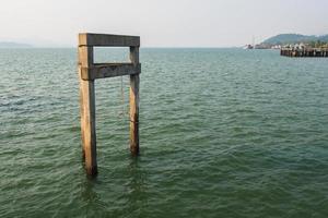 colonne che erano state esposte all'acqua di mare erose e acciaio arrugginito. foto