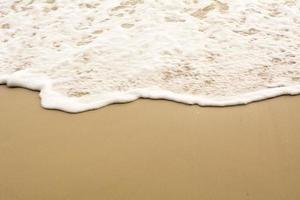 sfondo dell'onda del mare sulla spiaggia di sabbia foto