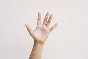 sfondo grigio della mano della donna asiatica foto