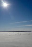 il sole splende su un lago ghiacciato foto