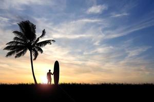 i surfisti di sagoma sentono in spiaggia con palme da cocco al mattino. foto