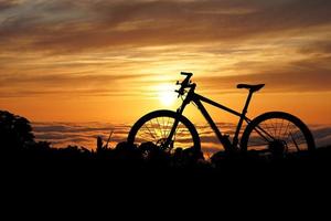 silhouette di mountain bike in una bellissima vista. concetto di ciclismo e avventura foto