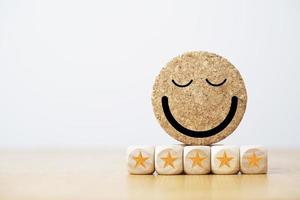 faccina sorridente circolare con cinque stelle per la valutazione del cliente dopo l'uso del concetto di prodotto e servizio. foto