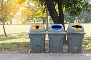 cestino nel parco pubblico foto