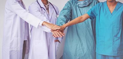 medici e infermieri coordinano le mani. concetto di lavoro di squadra foto