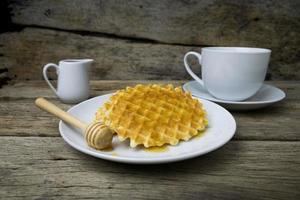 waffle con una tazza di caffè e miele foto