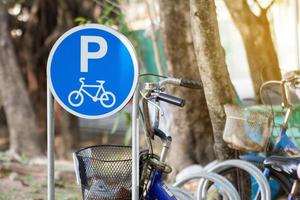 cartello per parcheggio biciclette. foto