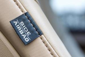 etichetta dell'airbag laterale dell'auto. moderna funzione di sicurezza per auto foto