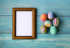 cornice e uova di Pasqua colorate. concetto di vacanze festive di pasqua. foto