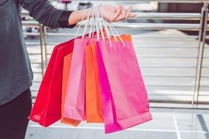 donna felice con le borse della spesa godendo nello shopping. donne che fanno shopping, concetto di stile di vita foto