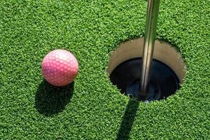 pallina da golf su erba artificiale. foto