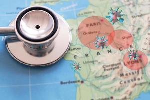 stetoscopio sullo sfondo della mappa della francia. focolaio del virus covid-19 in francia zona rossa zona rossa foto
