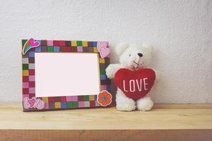 cornice e bambola orso per la decorazione domestica foto