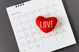 cuore sul calendario. concetto per il giorno di San Valentino di nozze. foto