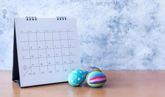 felice calendario di pasqua con un uovo di Pasqua. concetto di vacanze festive di pasqua. foto