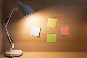 lampada da tavolo in stile loft sul posto di lavoro a casa. un luogo in cui uno studente può studiare, lavorare a distanza. sfondo, copyspace. foto