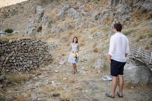 giovane coppia che cammina in montagna foto