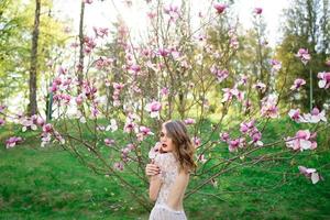 ragazza molto bella la sposa sotto un velo, abito da sposa beige foto