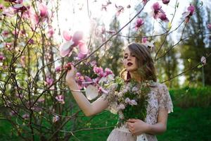 ragazza molto bella la sposa sotto un velo, abito da sposa beige foto