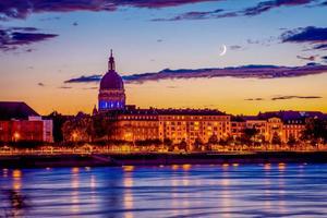 sorgere della luna a Magonza, christuskirche e sul fiume Reno foto