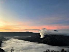 vista straordinaria sulla cima del monte bromo, indonesia foto