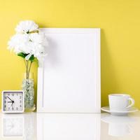 cornice bianca, fiore in vaso, tazza con tè o caffè, orologio su wh foto