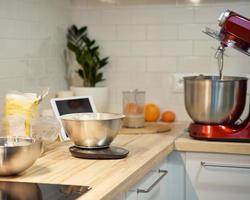 cucinare e cuocere il cibo cucina sfondo a casa, appartamento, farina, tavoletta digitale foto